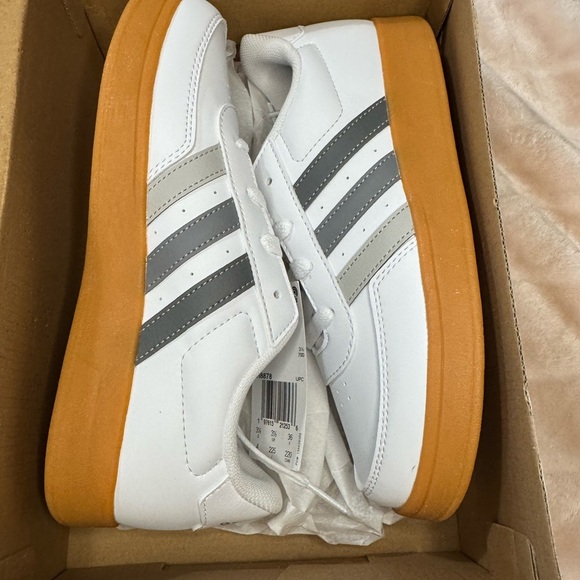 Adidas Kids White and Gray Sneakers with Gum Bottom Sole. Youth 4 Womens 5 - Picture 2 of 5